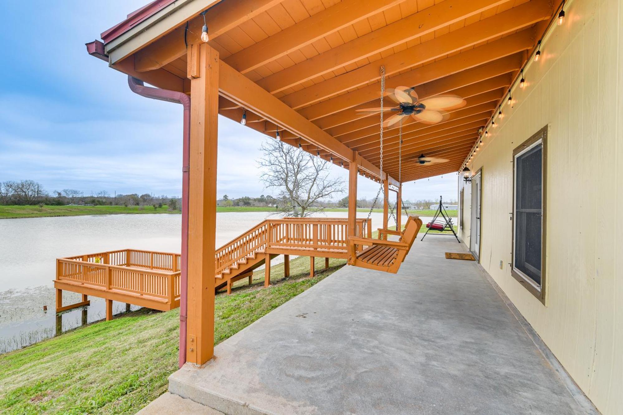 Unique Lakefront Home In Angleton On 32-Acre Lot! Exteriér fotografie
