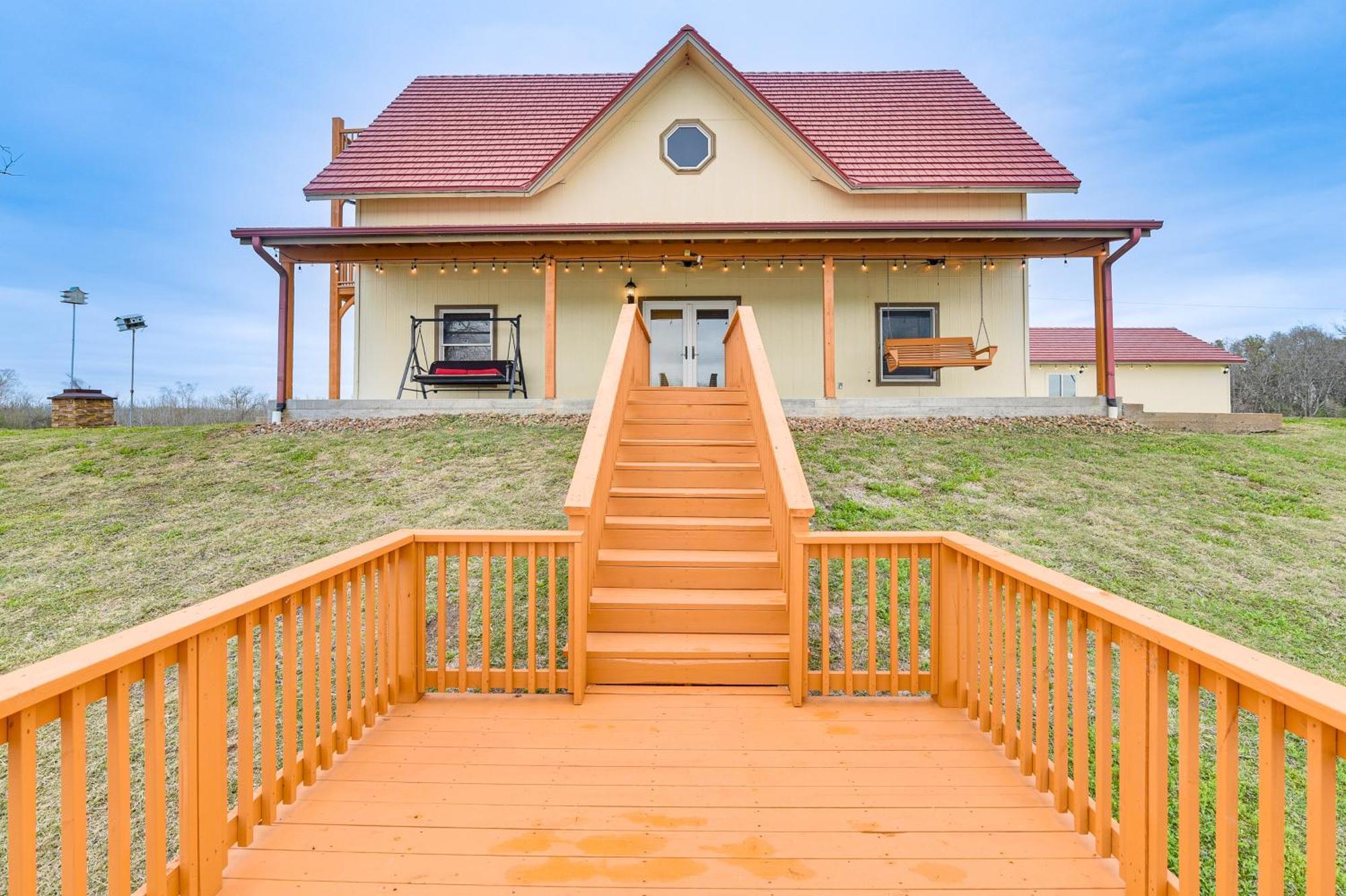Unique Lakefront Home In Angleton On 32-Acre Lot! Exteriér fotografie