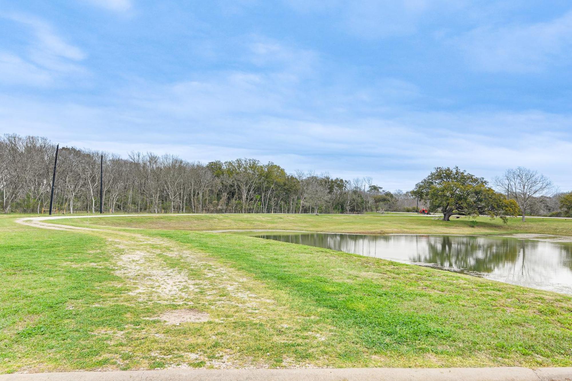 Unique Lakefront Home In Angleton On 32-Acre Lot! Exteriér fotografie